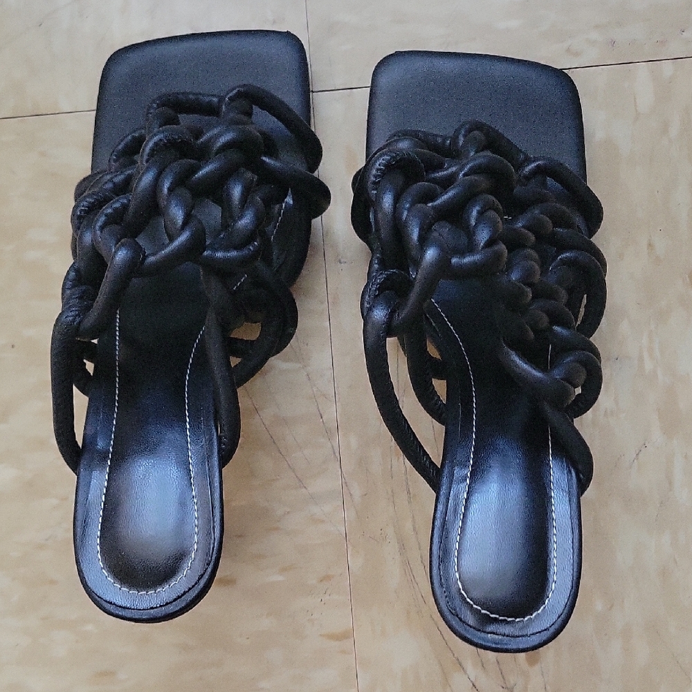 Vero Cuoio Elegant Black Chain Sandals